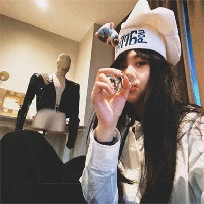背鸭子的男孩
